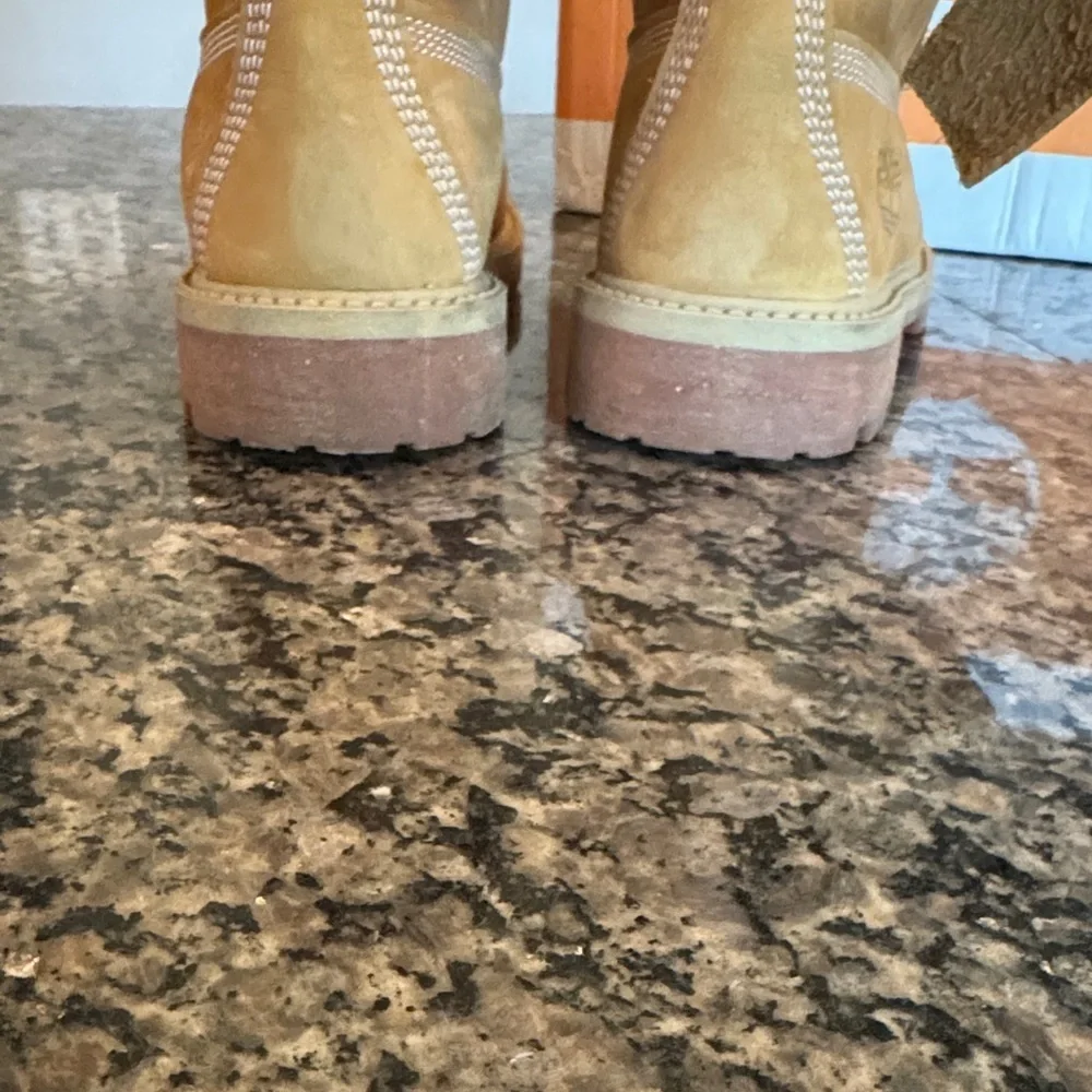 Timberland classic wheat nubuck Brown and Tan Boots 5 juniors EUC